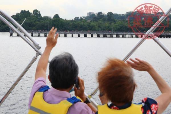 最近的距離遙遙相望 海峽短暫相聚 一家之主流下男兒淚