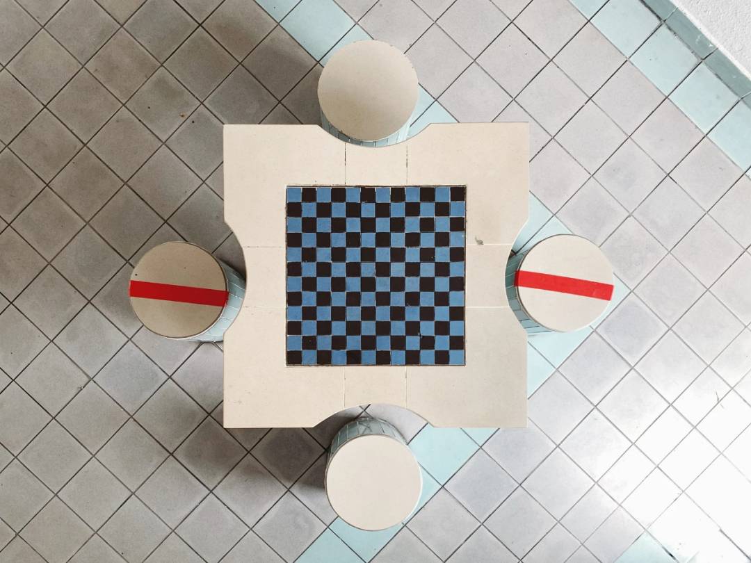 组屋下这些精美造型的桌椅你留意过吗