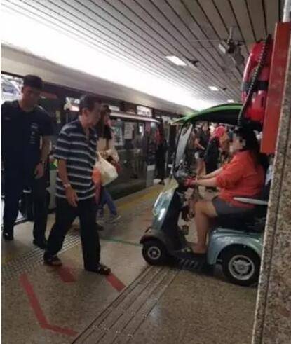 野?新加坡妇女骑“高尔夫车”进地铁?没人管吗?
