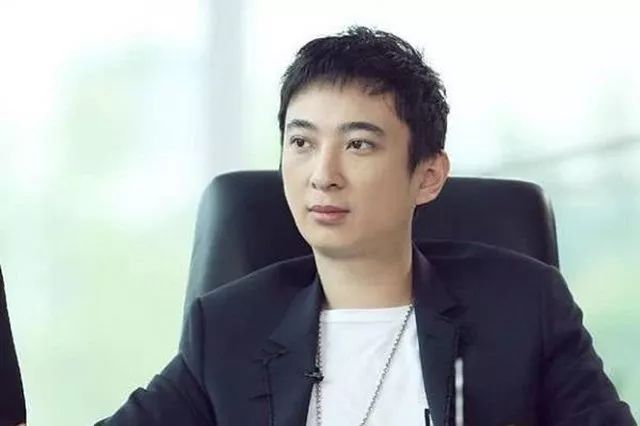 爆！王思聪被法院限制高消费，不许坐飞机商务舱高铁一等座，新加坡也有类似判决？