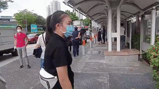 要求新加坡教育系统停止对跨性别学生歧视，5人在教育部门口示威