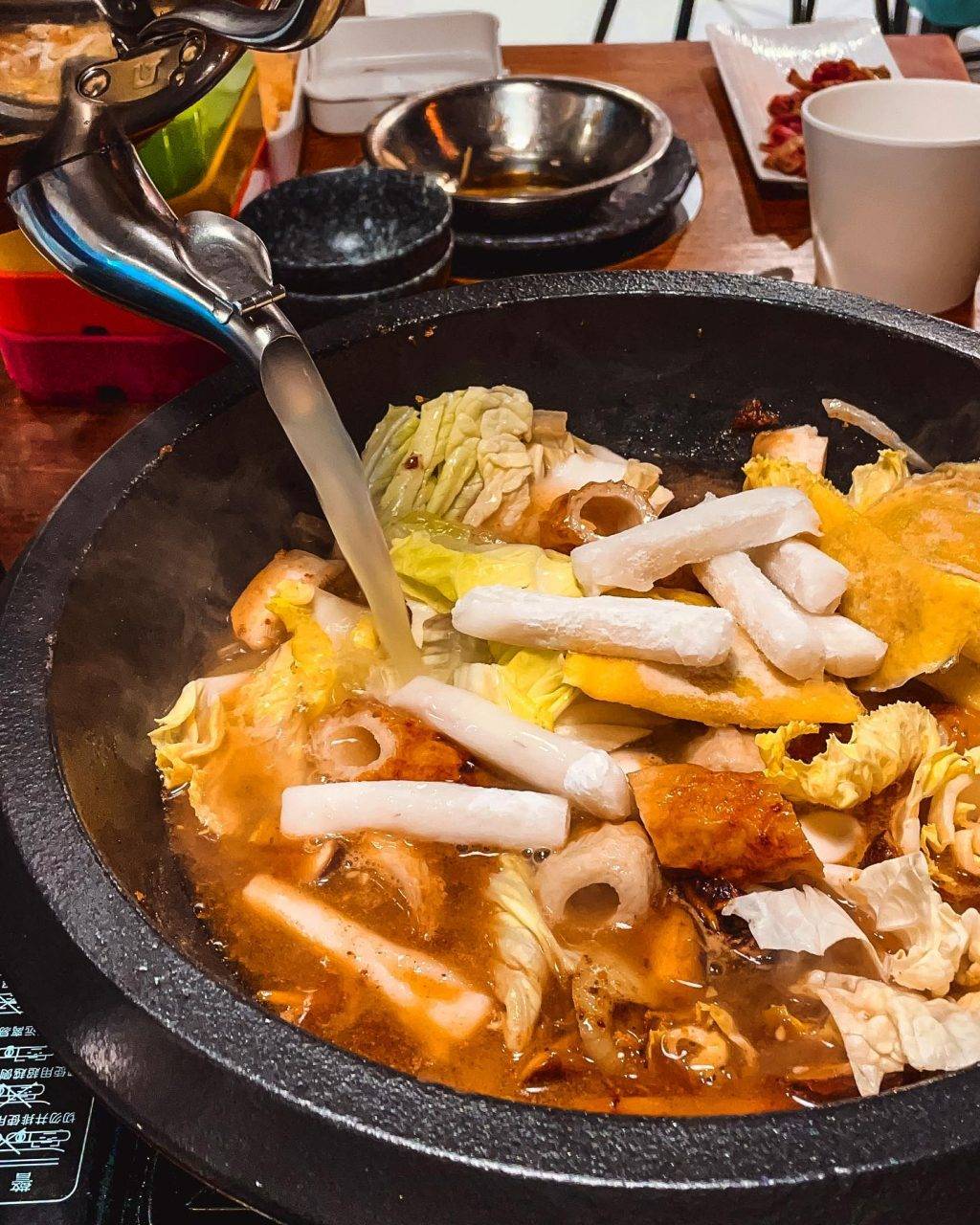 “肥媽石頭火鍋”先炒香再熬湯‼鍋底越涮越香🤤置身台灣夜市街頭，彌補無法出國的遺憾✈