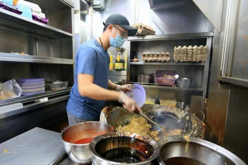 新加坡美食故事： 亞笑潮州鹵鴨有傳人 父子共掌勺炒粿條