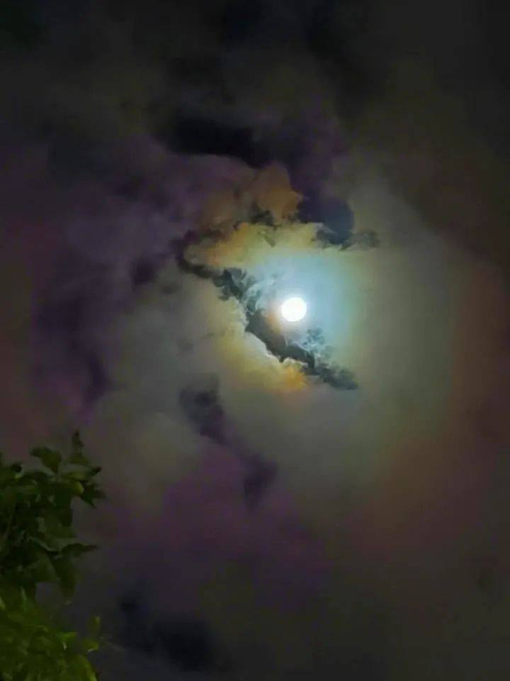 太美！新加坡驚現奇異彩虹月！全島人搶拍