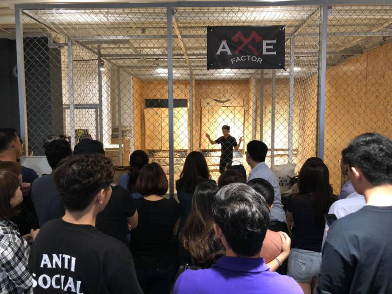 扔斧頭、潑顔料:大家一起來發泄