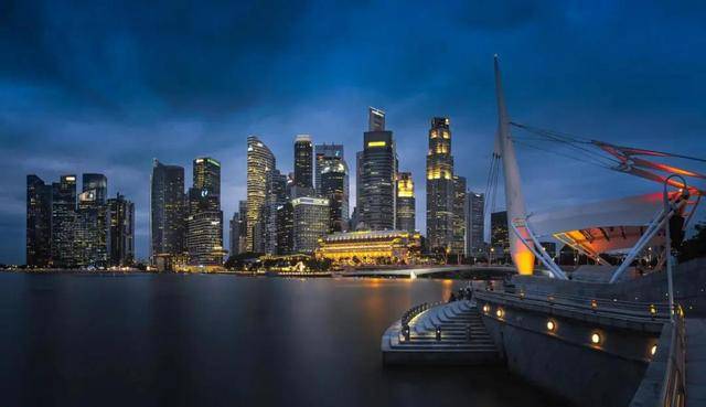 新加坡人对绿色有多着迷?公交车顶种草,大楼里植树,实在绝了