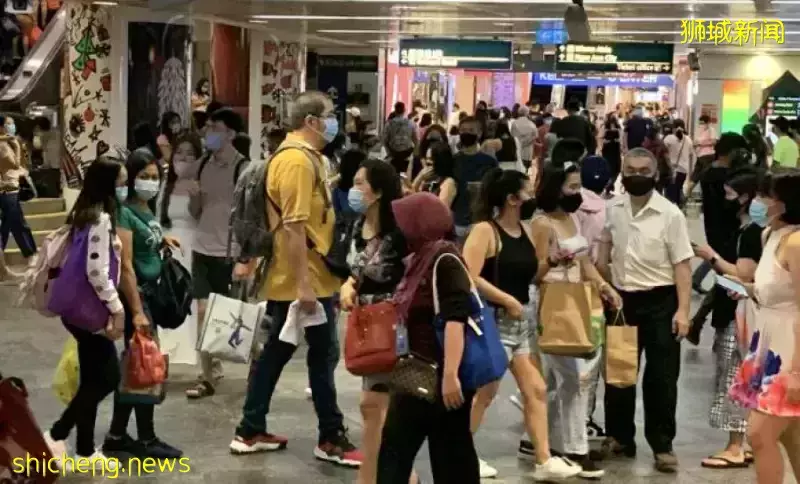 圣诞节前一个周末　乌节路各商场涌现人潮