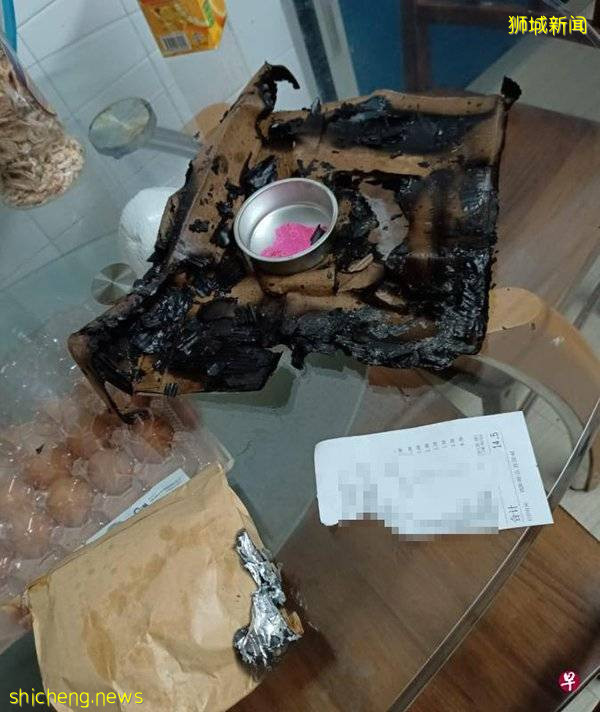 打包附烤盘套餐  纸盒突然“自焚”