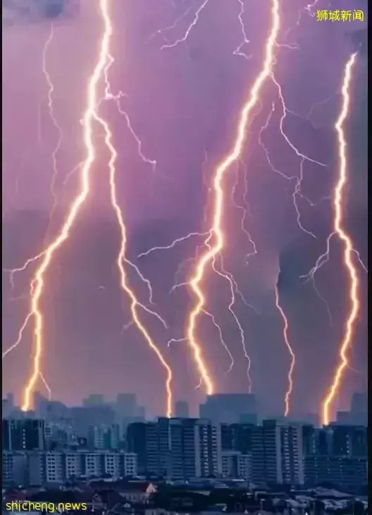 惊天霹雳轰新加坡组屋直冒烟，网友拍到炸裂瞬间