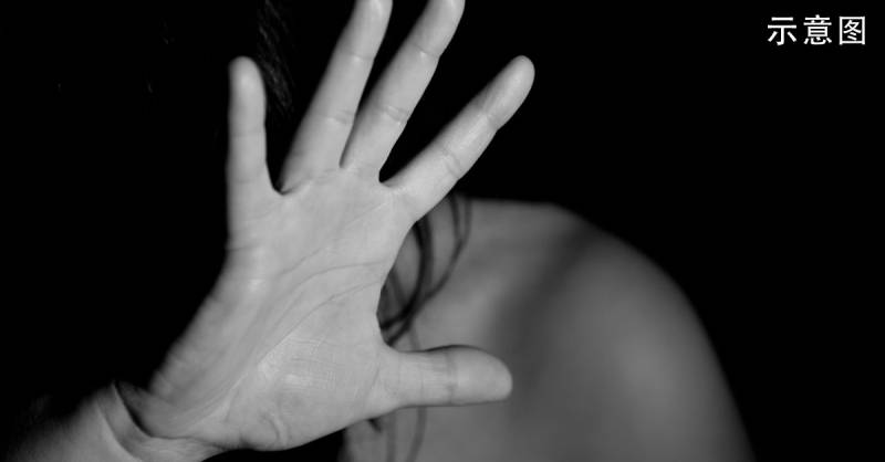 赏女佣巴掌踢老父 妇女被判罪成