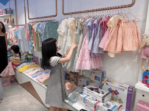 我们挖到了新加坡宝藏童装品牌,新年亲子装穿出了明星的感觉