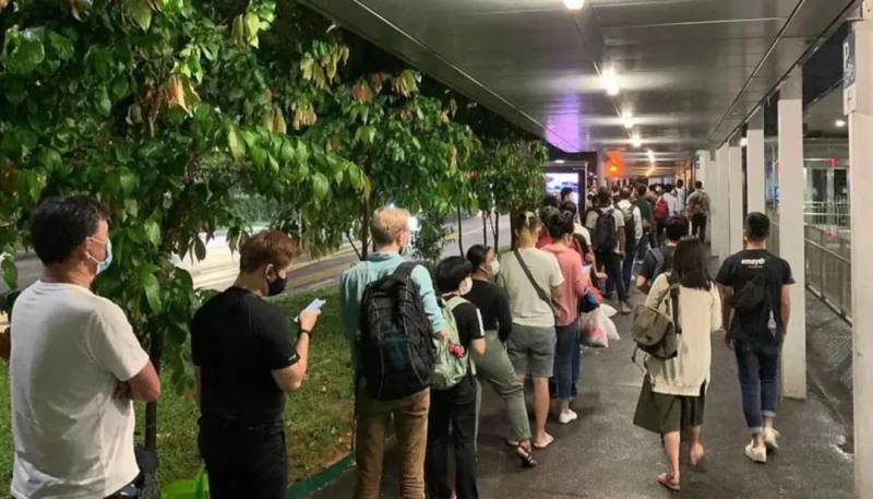 實拍!新加坡地鐵線大崩潰!人擠人,黑暗中被鎖車廂三小時
