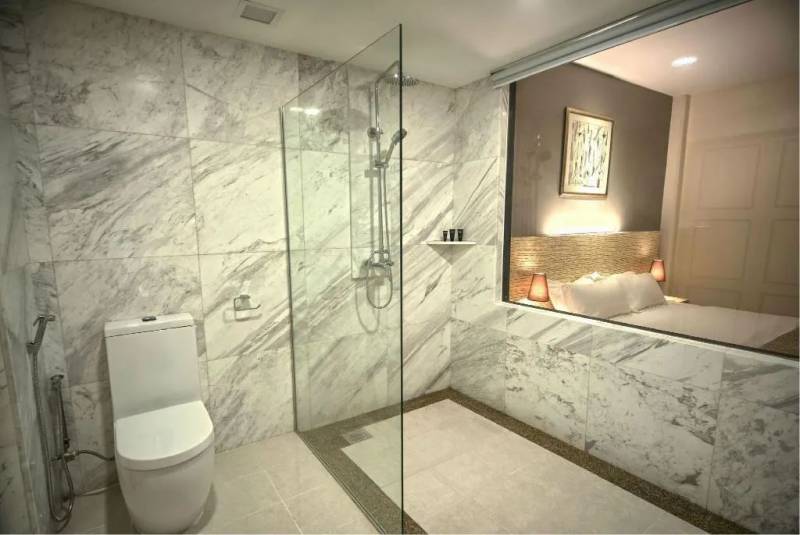 新加坡这家酒店大清仓!家具、灯饰、威士忌酒杯...都拿出来卖了