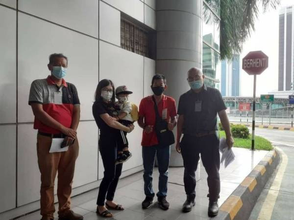 穿短裤送别孙子人 妇女被禁过关卡 错失母女相见机会