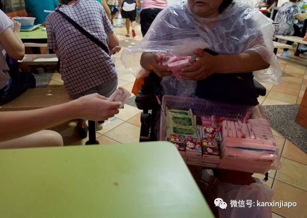 68岁阿婆天天闯义顺十字路口卖纸巾,不买会遭骂