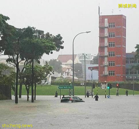 【獅城大淹水】轎車泡水“死火” 乘坐“水巴士”上班 !
