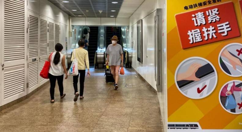 在新加坡听到方言你会倍感亲切么？ 牛车水地铁站方言提醒紧握扶手