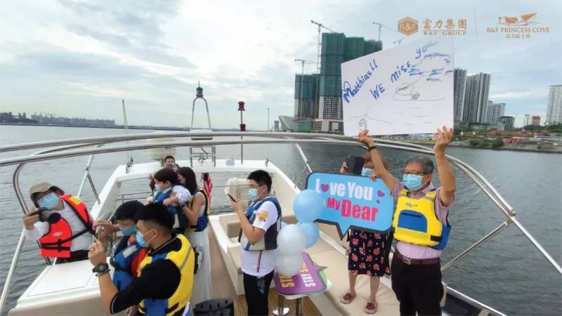 房地产商开出游艇载20户家庭到海峡边界,同滞留新国家人“相会”