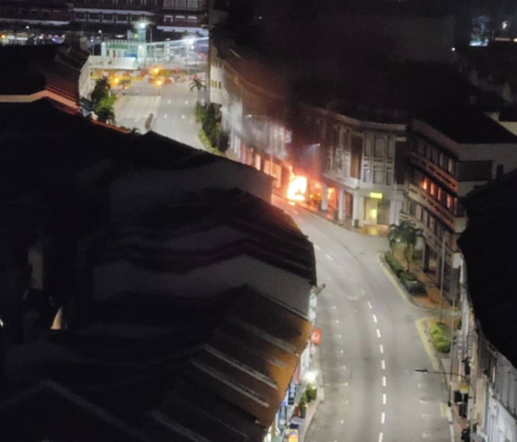 新加坡5死1伤车祸：为救男友80%烧伤的美女歌星，刚脱离危险！她还得面对这些