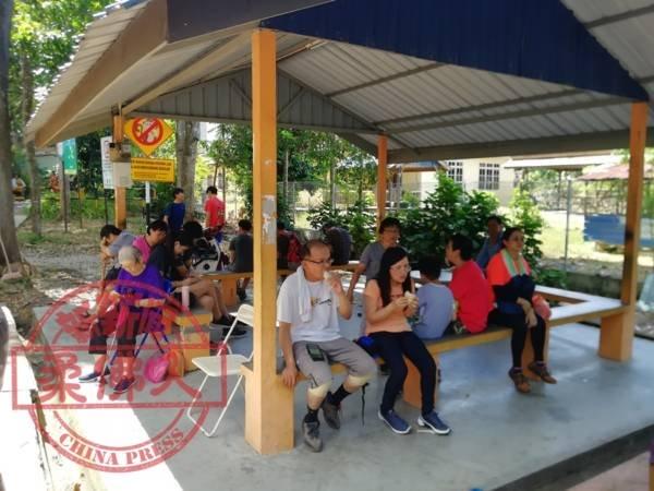 ◤肺炎疫情◢马新家庭不怕肺炎 照游玩南峇山 游客大增