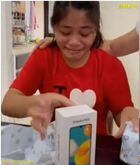 新加坡雇主爲女傭慶生、送手機，女傭熱淚盈眶催淚衆多網友