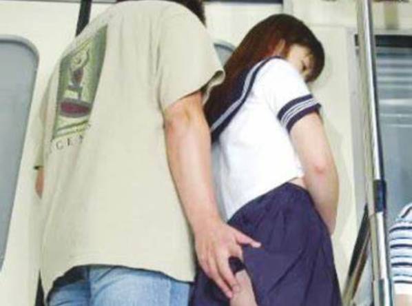 大快人心！新加坡一名48歲男子因公交車騷擾女孩被起訴
