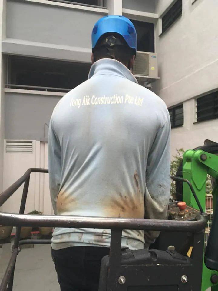 “要不是客工出手相救,我儿子就从三楼窗台掉下去了”