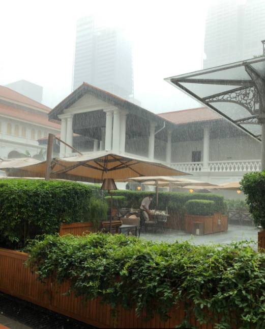 昨天！新加坡遭40年来最强暴雨袭击，全岛多处被洪水淹没，驾车犹如水中行船