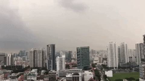 实拍新加坡奇异天象！黑云压境，闪电从天劈下