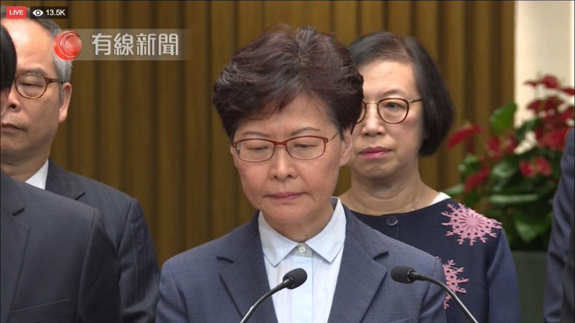 黑衣人蛋袭中联办 白衣人暴打港铁乘客 林郑又开记者会一脸无奈