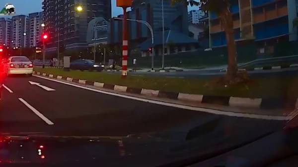 绿灯过马路都不安全！ 妇女遭轿车撞飞