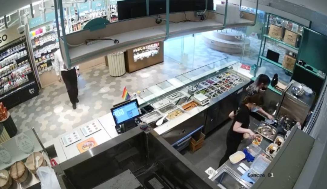 新加坡教育部門口驚現一批學生舉牌示威!學校裏到底發生什麽事