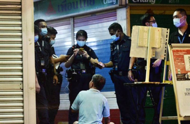 新加坡妇女因失业寻短获救~新加坡阿叔深夜买醉摔破头