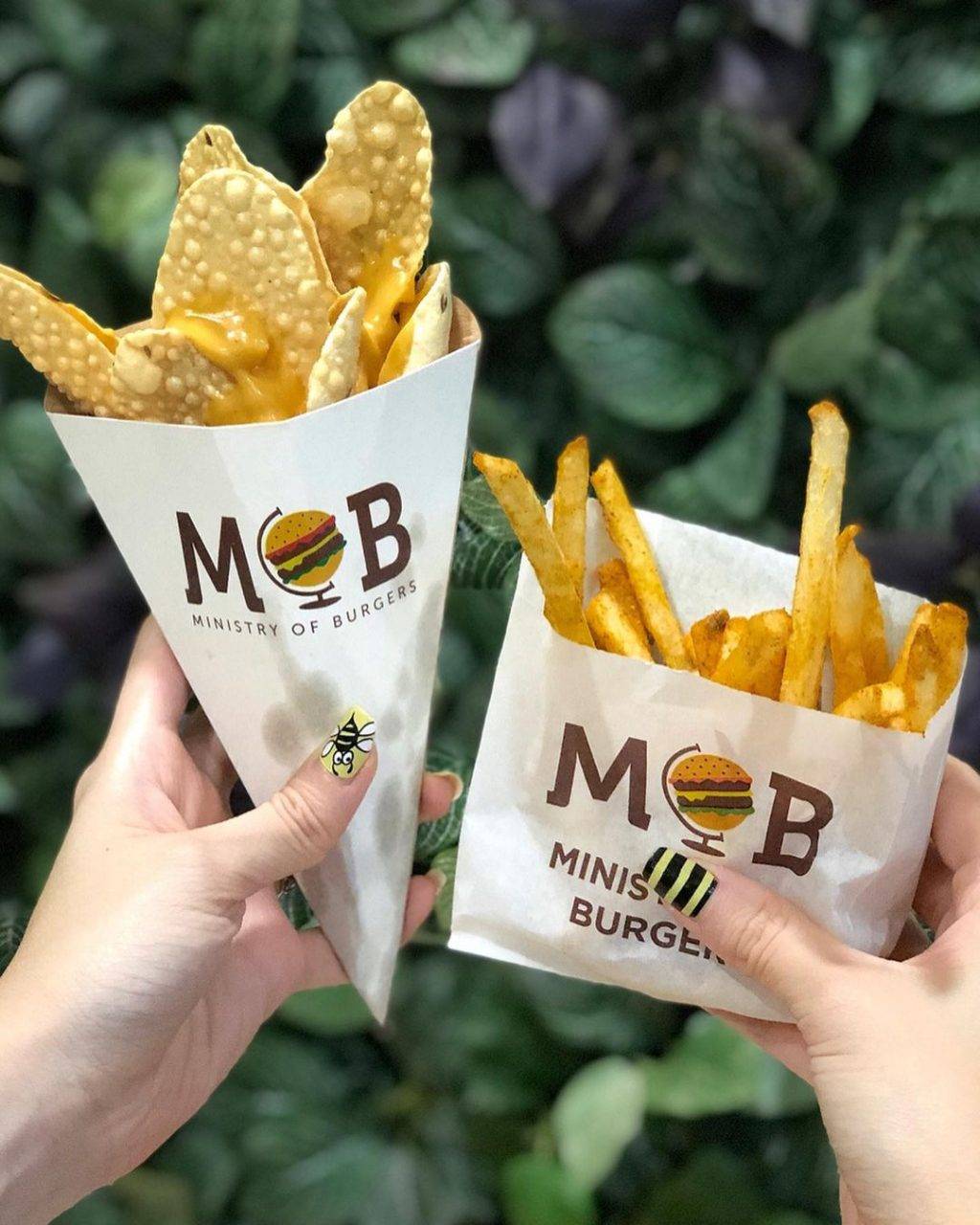 老板玩很大🔥 Ramly Burger塞滿四層肉餅，漢堡比你嘴還大！卡路裏炸彈=秘制醬料+邪惡組合💣