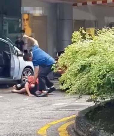 男人打架也抓头发！红衣男被狂揍  狼狈捡拖鞋