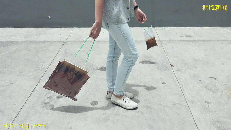 在新加坡,没有一个塑料袋逃的出被咖啡打包的命运