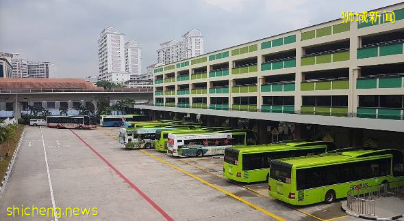 突发!新加坡一巴士从高处摔下,90度翻车窗户全碎!14人被紧急送往医院