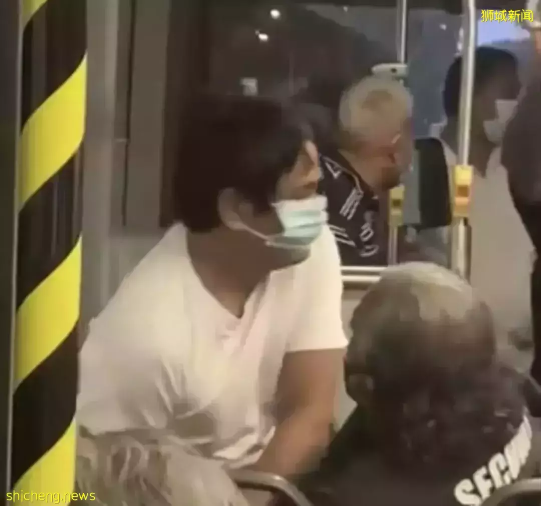 新加坡公交车上,这两人竟摘下口罩打架!越来越多人不敢出门