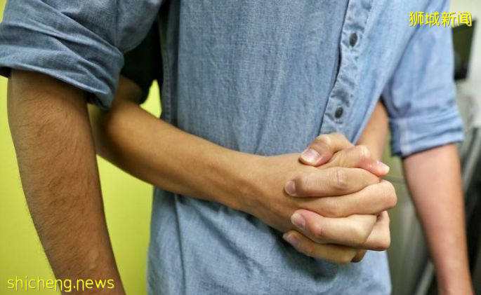 中学生当街脱人衣裤拍视频放上网 教师报警