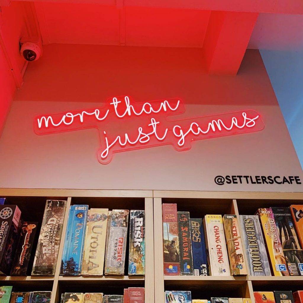 遊戲小天堂！新加坡首家桌遊咖啡廳🎮 整牆遊戲任你玩+24小時營業！私人包廂給你轟趴😎