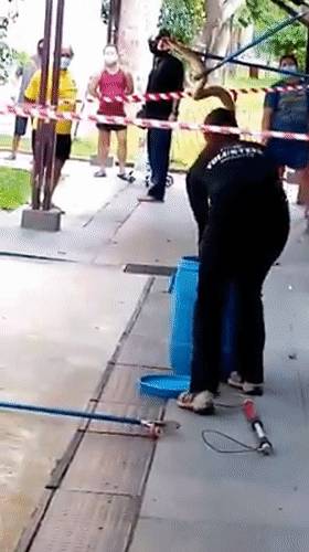 解封後，新加坡有“一對情侶”在馬路上沒戴口罩，公然擁抱!