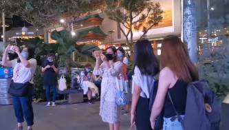 粉丝包下新加坡乌节路威士马广场LED大屏幕,为肖战献上生日祝福