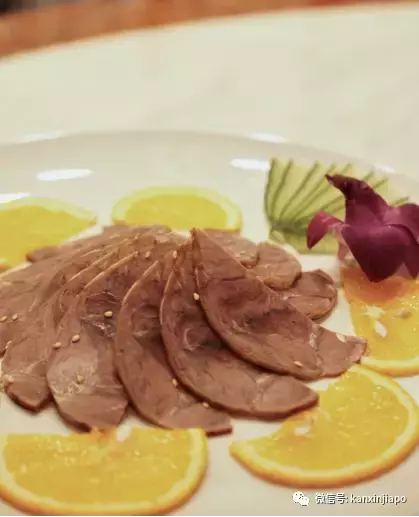 新加坡要开始流行用桶吃鱼了!?太飒了!(免费吃来了~)