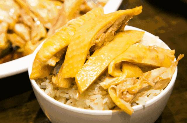 一站吃遍古早海南味:报纸咖喱饭,香酥烤猪排,招牌羊肉煲!人均$15吃到撑