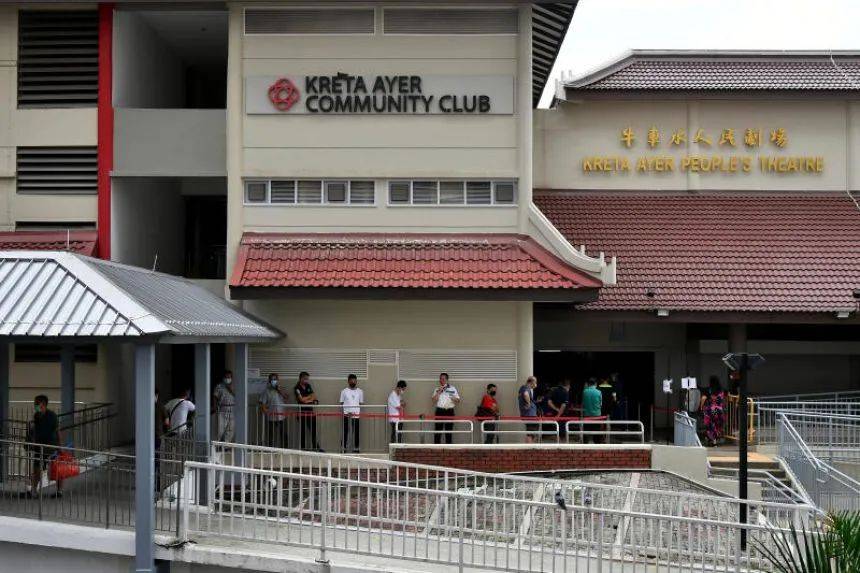 新加坡牛车水人群爆满,该区马上开始新冠大检测