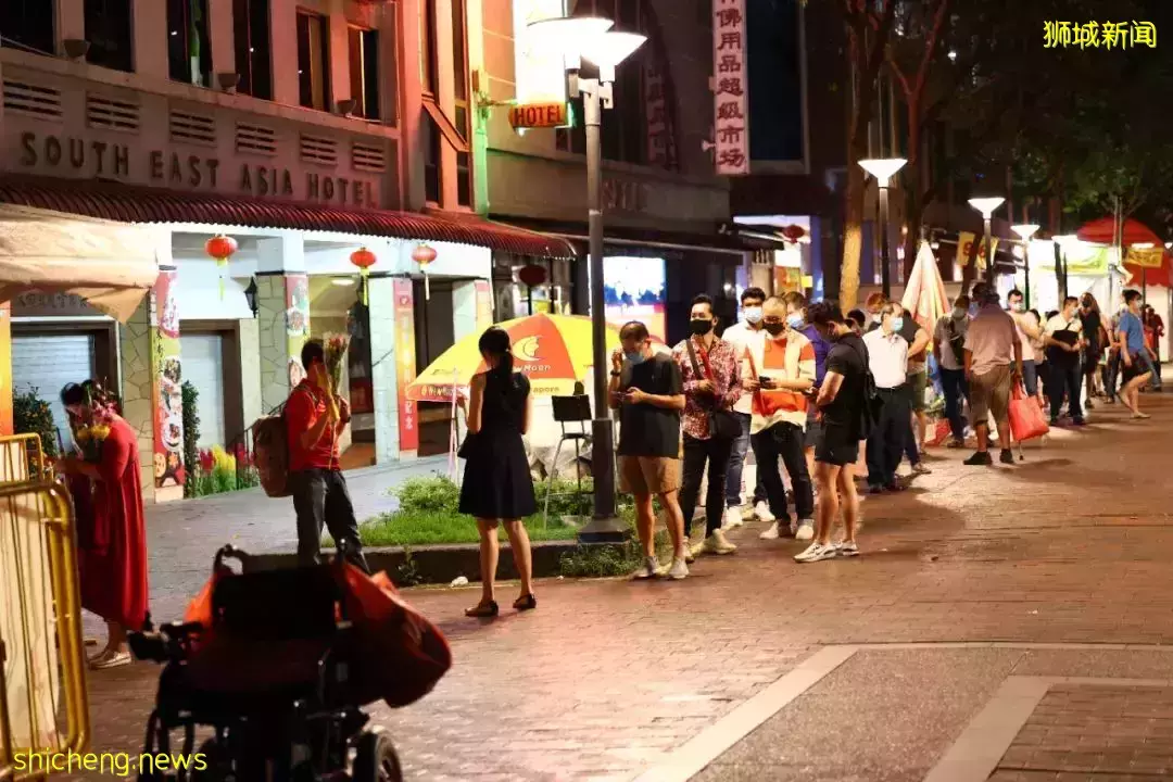 狂风大雨挡不住，让新加坡人天没亮就排队的“开库借红包” 是什么