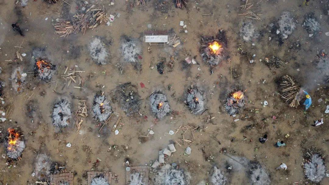 印度全面告急！日增34萬例，屍橫遍野、火葬場爆滿！還有人設法逃往新加坡