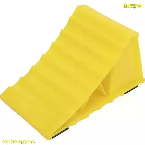 新加坡上班族等巴士,突遭車輪擋飛來砸頭!腦內大出血