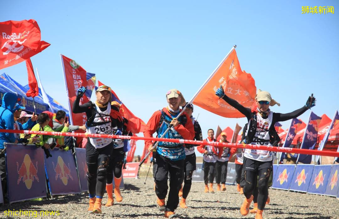 新加坡国立大学校长陈永财教授为戈17加油