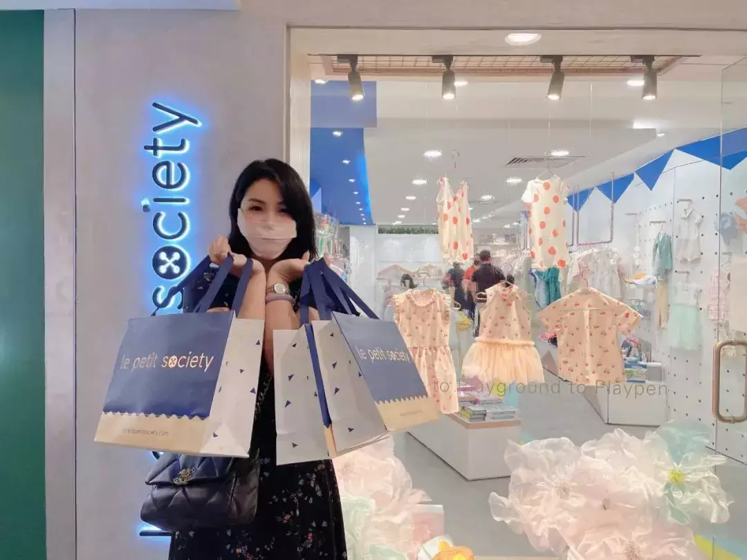 我们挖到了新加坡宝藏童装品牌,新年亲子装穿出了明星的感觉